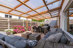 Spacious House With Garden and Parking