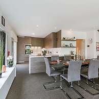 Spacious House With Garden and Parking