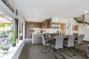 Spacious House With Garden and Parking