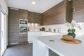 Spacious House With Garden and Parking