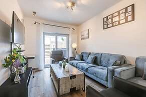 Spacious House With Garden and Parking