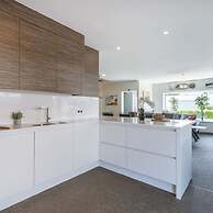 Spacious House With Garden and Parking