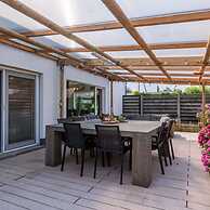Spacious House With Garden and Parking