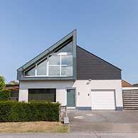 Spacious House With Garden and Parking