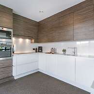 Spacious House With Garden and Parking