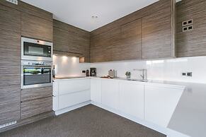 Spacious House With Garden and Parking