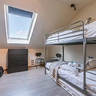 Spacious House With Garden and Parking