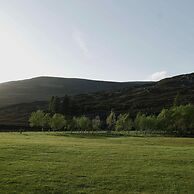 Gairnshiel Lodge - Unique Exclusive Lodge Next to the Castle
