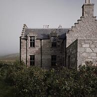 Gairnshiel Lodge - Unique Exclusive Lodge Next to the Castle