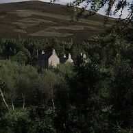 Gairnshiel Lodge - Unique Exclusive Lodge Next to the Castle