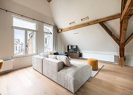 City-view Loft With Wooden Beams and Mezzanine