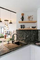 Pleasant 2 Bedroom Apartment With Private Parking