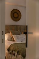 Pleasant 2 Bedroom Apartment With Private Parking