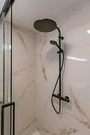 Pleasant 2 Bedroom Apartment With Private Parking