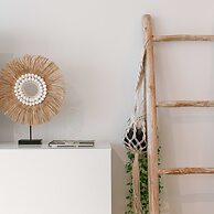 Pleasant 2 Bedroom Apartment With Private Parking