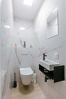 Pleasant 2 Bedroom Apartment With Private Parking