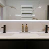 Pleasant 2 Bedroom Apartment With Private Parking