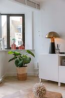 Pleasant 2 Bedroom Apartment With Private Parking