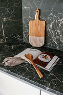 Pleasant 2 Bedroom Apartment With Private Parking