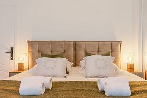 Pleasant 2 Bedroom Apartment With Private Parking