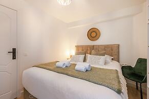 Pleasant 2 Bedroom Apartment With Private Parking