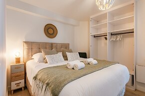 Pleasant 2 Bedroom Apartment With Private Parking