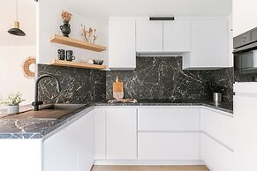 Pleasant 2 Bedroom Apartment With Private Parking