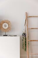 Pleasant 2 Bedroom Apartment With Private Parking