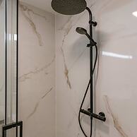 Pleasant 2 Bedroom Apartment With Private Parking