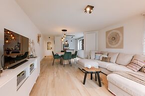 Pleasant 2 Bedroom Apartment With Private Parking