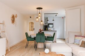 Pleasant 2 Bedroom Apartment With Private Parking