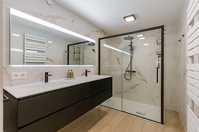 Pleasant 2 Bedroom Apartment With Private Parking