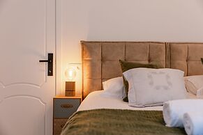 Pleasant 2 Bedroom Apartment With Private Parking