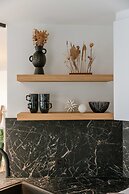 Pleasant 2 Bedroom Apartment With Private Parking