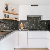 Pleasant 2 Bedroom Apartment With Private Parking