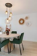 Pleasant 2 Bedroom Apartment With Private Parking