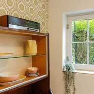 Retro Apartment for two With a Cozy City Garden