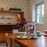 Retro Apartment for two With a Cozy City Garden