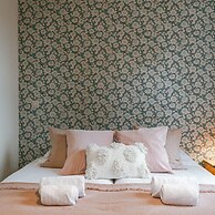 Retro Apartment for two With a Cozy City Garden