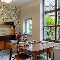 Retro Apartment for two With a Cozy City Garden