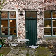 Retro Apartment for two With a Cozy City Garden