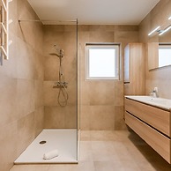 Spacious Getaway Close to the Beach and Airport