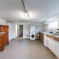 Spacious Getaway Close to the Beach and Airport