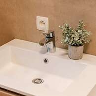 Spacious Getaway Close to the Beach and Airport