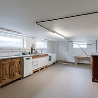 Spacious Getaway Close to the Beach and Airport