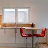 Spacious Getaway Close to the Beach and Airport