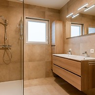 Spacious Getaway Close to the Beach and Airport