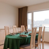 Spacious Getaway Close to the Beach and Airport