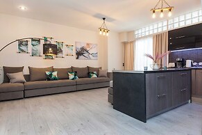 Luxurious 3 Bd Modern Apt in Dafni