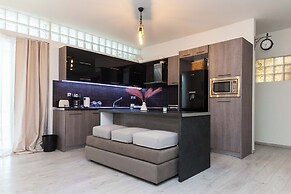 Luxurious 3 Bd Modern Apt in Dafni